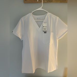 Nwt figs Catarina scrub top in optic white. Size M.